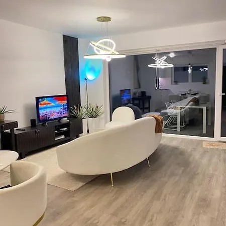 Holiday home Luxury House With Jacuzzi And Sauna